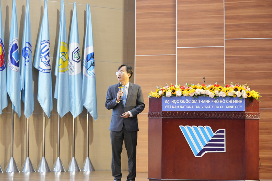 PGS.TS Đỗ Phú Trần Tình, Viện trưởng Viện Phát triển chính sách Đại học Quốc gia TPHCM trình bày tham luận tại hội thảo. do-phu-tran-tinh.jpg