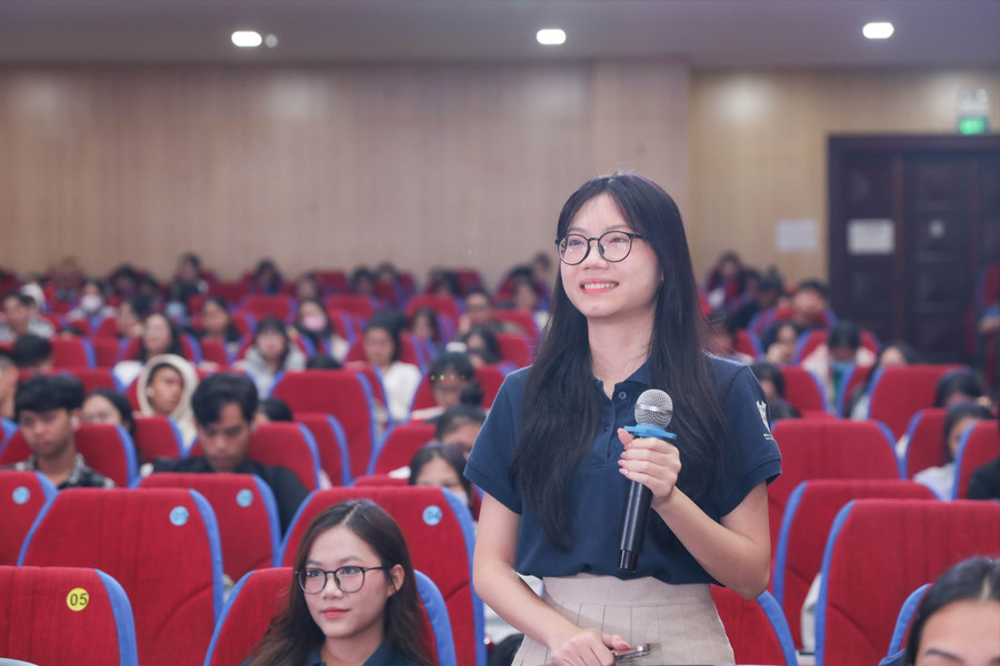Sinh viên tham gia hội thảo phát động cuộc thi và trao đổi với các diễn giả. Ảnh: Thanh Hương - HUB
