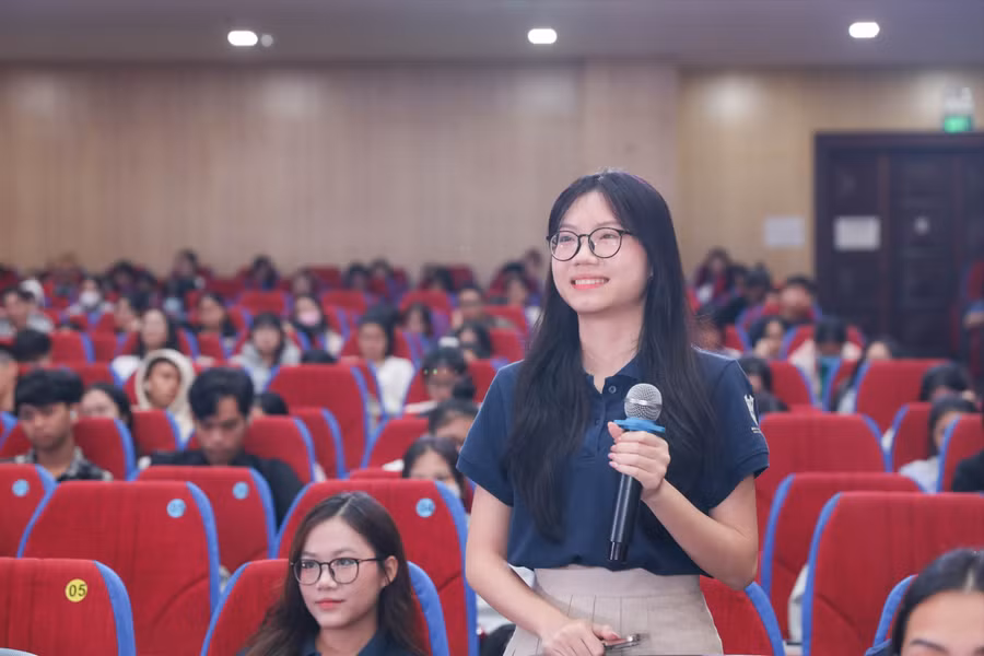 Sinh viên tham gia hội thảo phát động cuộc thi và trao đổi với các diễn giả. Ảnh: Thanh Hương - HUB