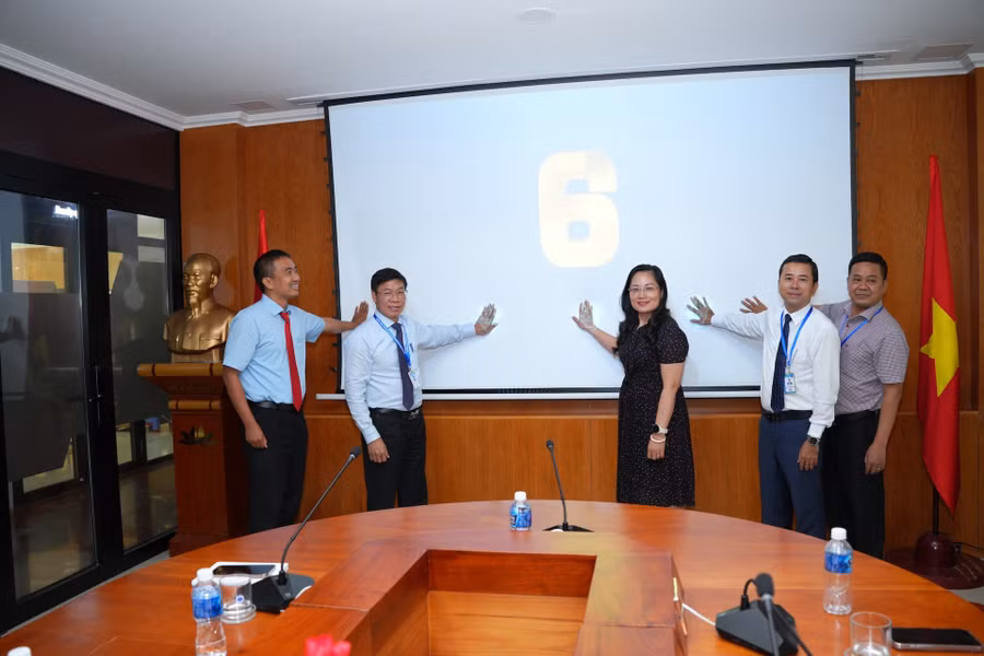 Lãnh đạo Trường Đại học Công Thương TPHCM trong nghi thức ra mắt HUIT Chatbot AI - trợ lý ảo tuyển sinh. Ảnh: V.V