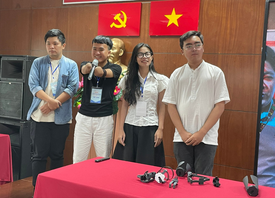 Nguyễn Ngọc Nhứt (cầm mic) và các thành viên nhóm bên bộ khớp đa năng tự chế tạo. Ảnh: Hà An.