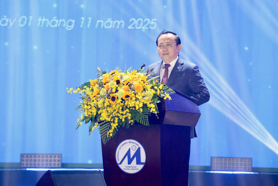 Thứ trưởng Bộ Tài chính Lê Tấn Cận phát biểu chúc mừng nhà trường tại lễ khai khóa. thu-truong-le-tan-can.jpg