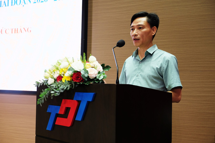Ông Bùi Tiến Dũng trình bày dự thảo đề án. dscf0014-1.jpg