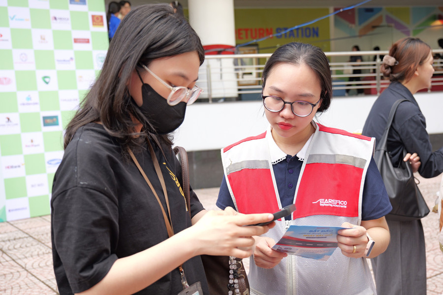 Sinh viên tìm hiểu thông tin việc làm tại ngày hội tuyển dụng và kết nối doanh nghiệp lần 2 năm 2025 (TDTU Career Fair 2025).