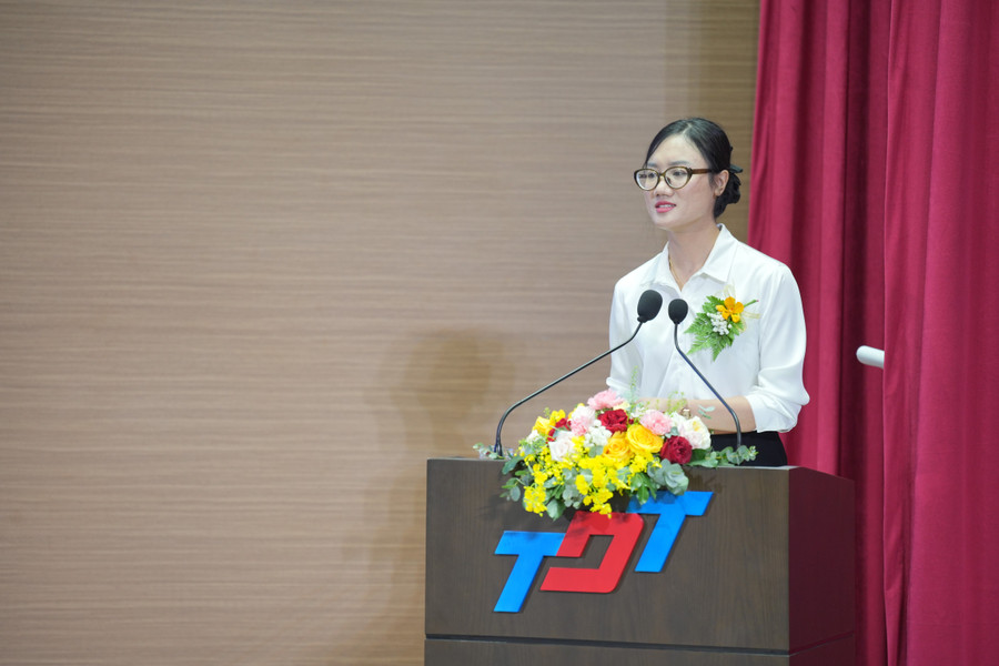 Phan Thị Diệu Thúy, nghiên cứu sinh chương trình đào tạo trình độ Tiến sĩ ngành Khoa học tính toán phát biểu tại lễ khai giảng. Ảnh: T.D.T