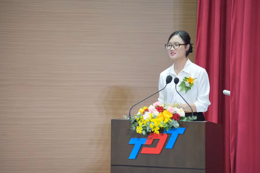 Phan Thị Diệu Thúy, nghiên cứu sinh chương trình đào tạo trình độ Tiến sĩ ngành Khoa học tính toán phát biểu tại lễ khai giảng. Ảnh: T.D.T