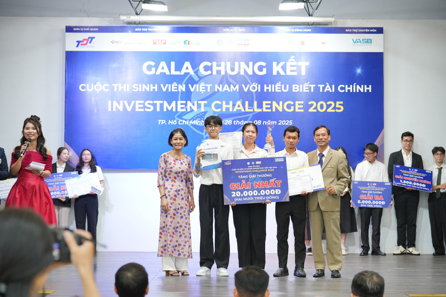 Ban tổ chức trao giải Nhất cuộc thi cho đội YIELD HUNTERS. giai-nhat.jpg