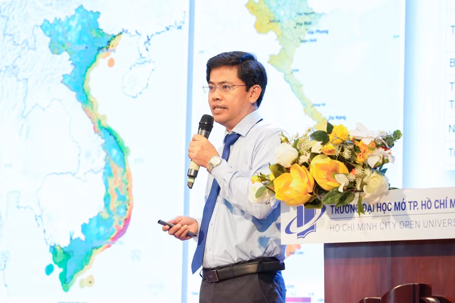 PGS.TS. Đỗ Thành Trung, Trưởng phòng Khoa học và Công nghệ HCMUTE trình bày tham luận tại hội nghị. Ảnh: HCMOU