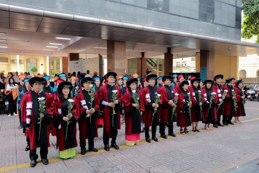 Nghi thức dâng hoa tại Không gian truyền thống phong trào học sinh, sinh viên Sài Gòn - Gia Định - TPHCM. (Ảnh: HCMUSSH)