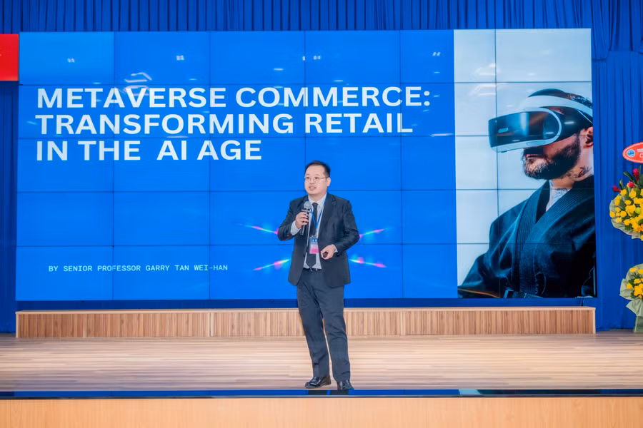 GS Garry Tan Wei Han (Đại học UCSI, Malaysia) trình bày tham luận chính tại hội thảo. Ảnh: SGU