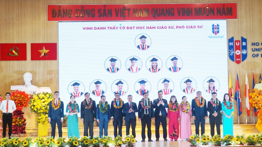 Trường Đại học Ngân hàng TPHCM vinh danh 12 thầy cô đạt học hàm GS, PGS năm 2024 tại lễ kỷ niệm. Ảnh: Mạnh Tùng