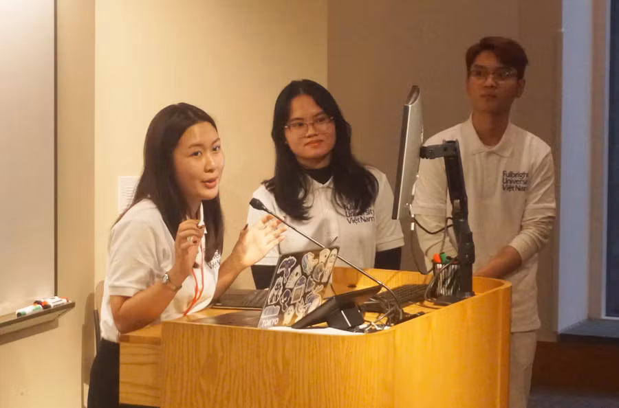 Ba sinh viên Hồng Phúc, Khánh Huyền, Quang Anh (từ trái qua) tại HUAP. Ảnh: NTCC