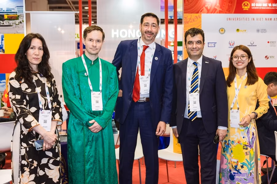 Đoàn Trường Đại học Fulbright Việt Nam cùng ông Mihai Sebea, Giám đốc Quan hệ Quốc tế Romanian-American University tại APAIE 2026. Ảnh: FUV