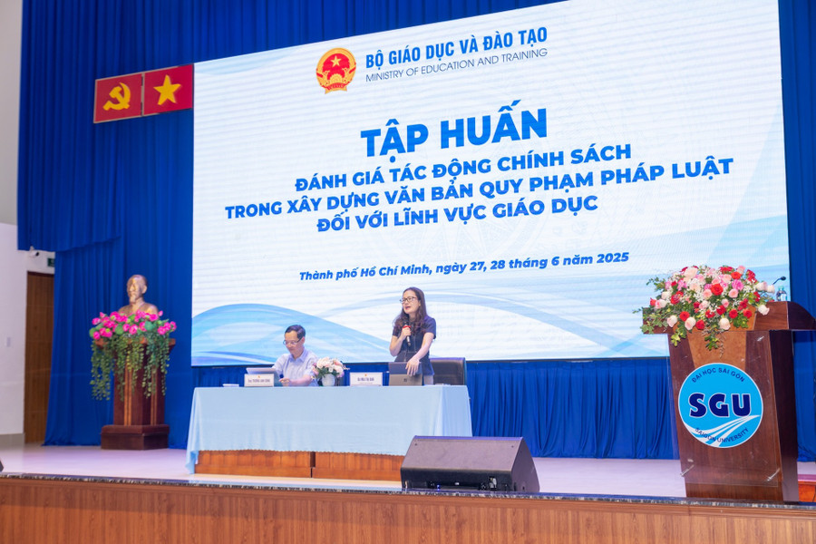 Bà Mai Thị Anh, Vụ trưởng Vụ Pháp chế (Bộ GD&ĐT) và ông Trương Anh Dũng, Cục trưởng Cục Giáo dục nghề nghiệp và Giáo dục thường xuyên trao đổi với các đại biểu tại phiên thảo luận chiều 27/6. 7c6a4712.jpg