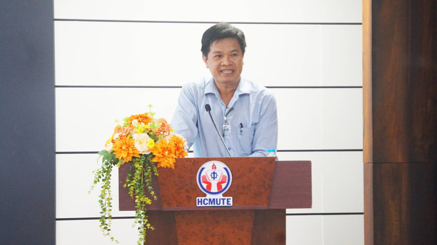 TS Trịnh Thanh Đèo, Trưởng phòng Khảo thí và Đảm bảo chất lượng, Trường Đại học Khoa học Tự nhiên trình bày về chính sách học bổng cho người học các ngành khoa học cơ bản, kỹ thuật then chốt và công nghệ chiến lược. Ảnh: Mạnh Tùng TS Trịnh Thanh Đèo, Trưởng phòng Khảo thí và Đảm bảo chất lượng, Trường Đại học Khoa học Tự nhiên trình bày về chính sách học bổng cho người học các ngành khoa học cơ bản, kỹ thuật then chốt và công nghệ chiến lược. Ảnh: Mạnh Tùng