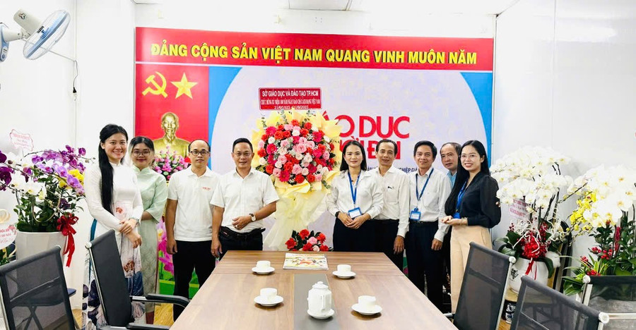 Đoàn cán bộ Sở GD&ĐT TPHCM thăm, chúc mừng đơn vị. so-2.jpg