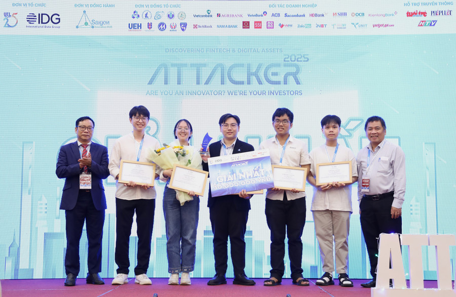 Nhóm URAx giành giải nhất ATTACKER 2025.