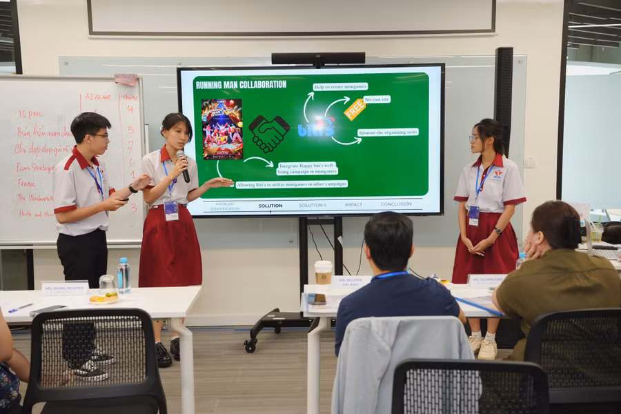 Một đội thi trình bày chiến lược truyền thông về chăm sóc sức khỏe toàn diện tại cuộc thi. Ảnh: NTCC.