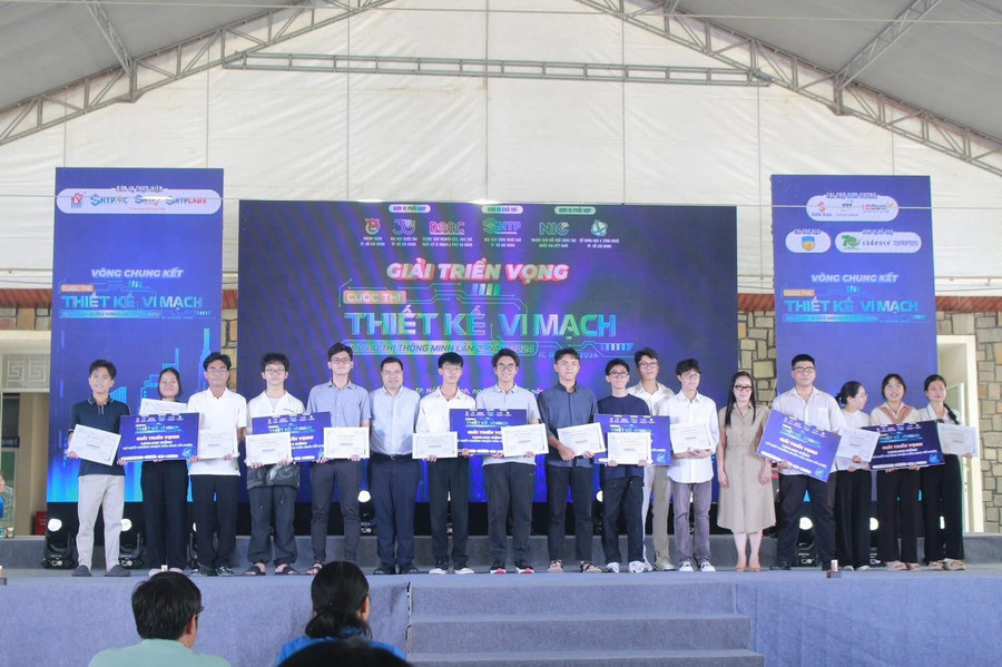 Ban tổ chức trao các giải triển vọng. giai-trien-vong.jpg