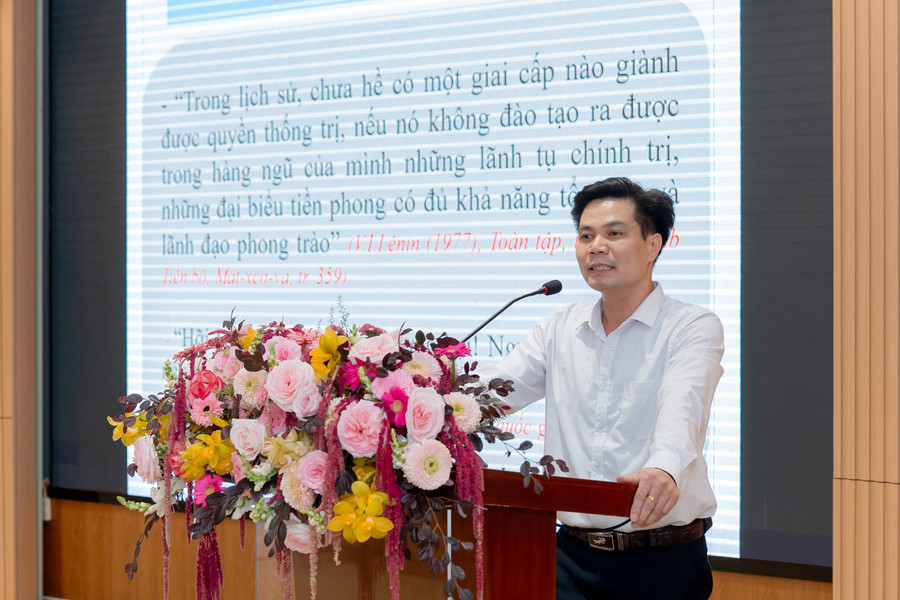 Trong chương trình tập huấn, các chuyên gia trao đổi về những vấn đề chung trong tạo nguồn phát triển Đảng cho học sinh, sinh viên. zan-9734.jpg