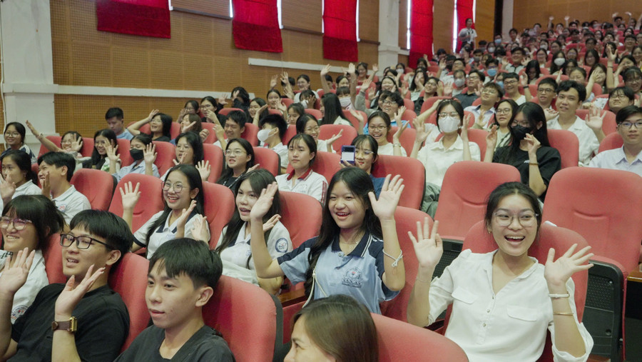 Hàng nghìn học sinh tham dự ngày hội Hướng nghiệp - Trải nghiệm HCMUE Open Day 2025.