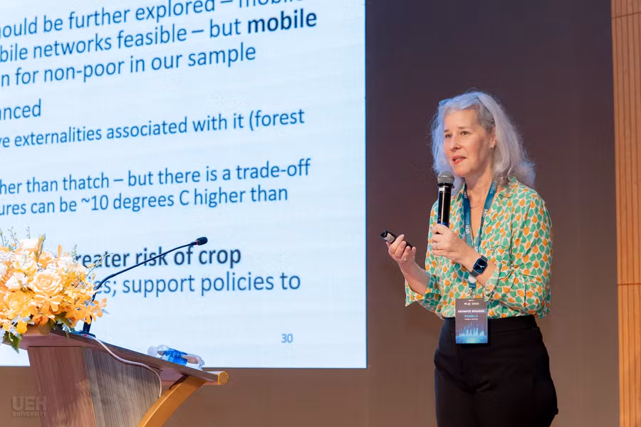 Giáo sư Pamela Jagger, Đại học Michigan với bài trình bày tại ELG 2025. Ảnh: UEH