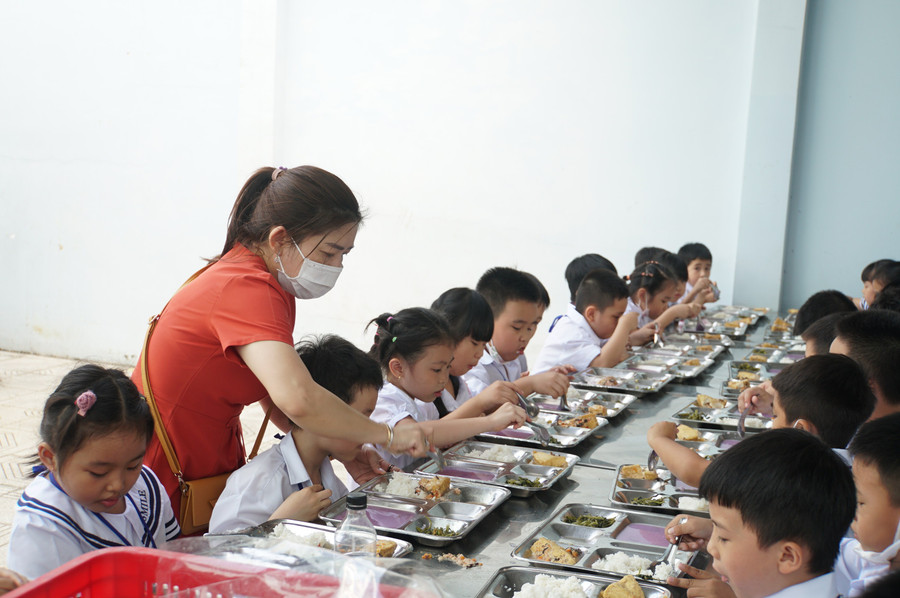Học sinh Trường Tiểu học Bông Sao trong giờ ăn trưa bán trú. Ảnh minh họa: M.Tùng. giao-duc-2016-2023-652.jpg