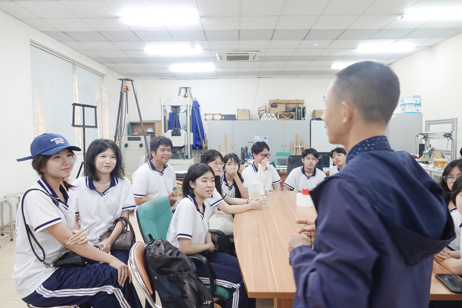 Học sinh tham quan, trải nghiệm tại các phòng học, phòng thí nghiệm - thực hành của Trường Đại học Quốc tế. Ảnh: Bùi Diễn hs-tham-quan.jpg