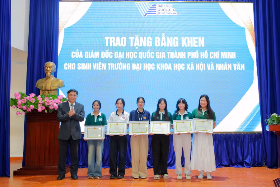 Lãnh đạo Đại học Quốc gia TPHCM trao bằng khen của cho các sinh viên. Ảnh: VNUHCM