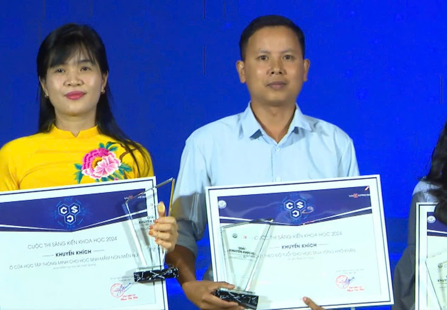 Tác giả Phạm Thu Trang (phải) tác giả sản phẩm bảng thông minh nhận giải Khuyến khích cuộc thi Sáng kiến Khoa học do Bộ Khoa học và Công nghệ tổ chức năm 2024. Ảnh: BTC thay-trang.jpg