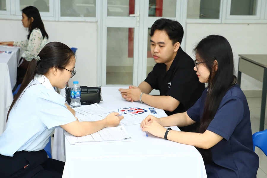 Sinh viên tìm hiểu các vị trí việc làm tại Ngày hội Giao lưu - Tuyển dụng - Việc làm năm 2025. Ảnh: HCMUTE