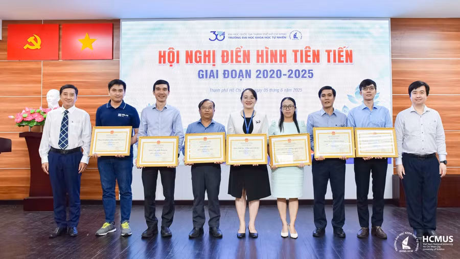 5 tập thể và 11 cá nhân đã được nhà trường tuyên dương tại hội nghị. Ảnh: HCMUS