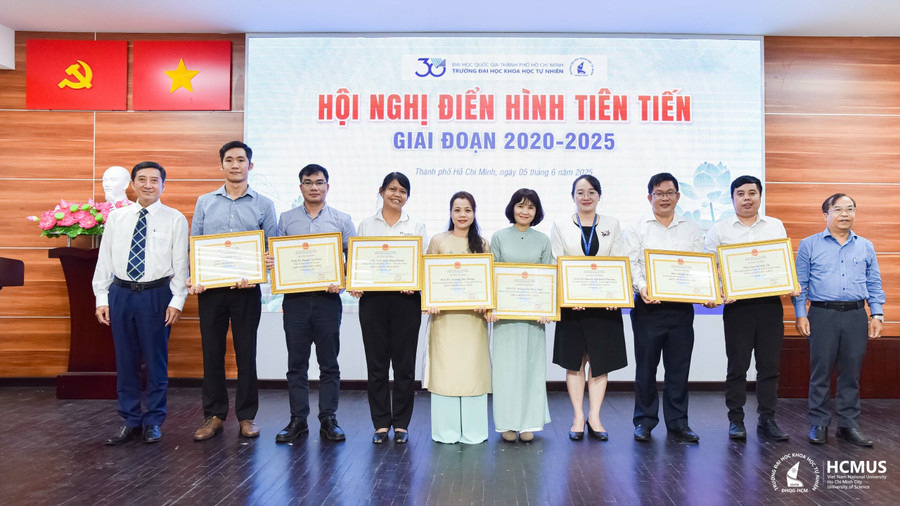 Các tập thể, cá nhân được vinh danh tại Hội nghị Hội nghị điển hình tiên tiến giai đoạn 2020 – 2025 của Trường Đại học Khoa học tự nhiên. Ảnh: HCMUS