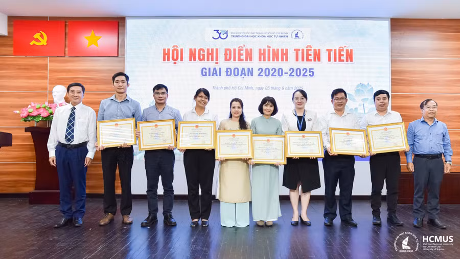 Các tập thể, cá nhân được vinh danh tại Hội nghị Hội nghị điển hình tiên tiến giai đoạn 2020 – 2025 của Trường Đại học Khoa học tự nhiên. Ảnh: HCMUS