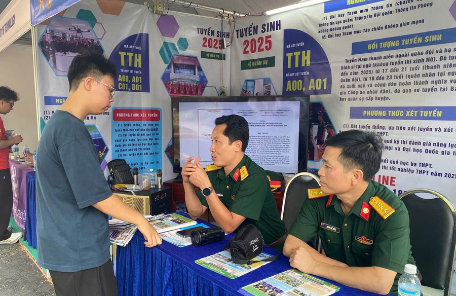Thí sinh tìm hiểu thông tin tuyển sinh tại Trường Sĩ quan Thông tin. Ảnh: Mạnh Tùng