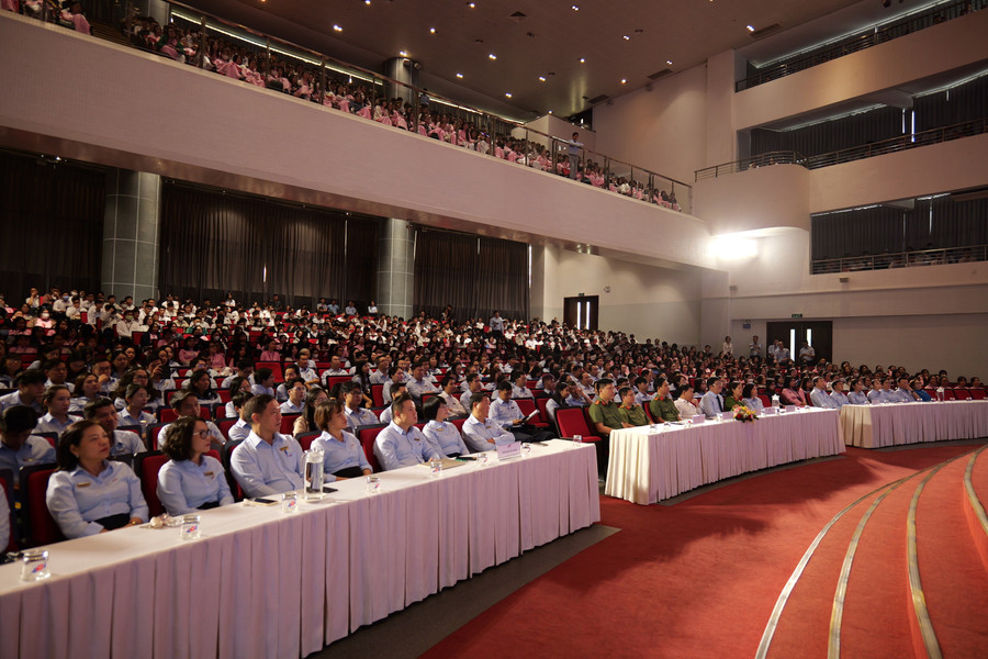Chương trình có sự tham gia của hơn 1.000 sinh viên, cùng các cán bộ, giảng viên nhà trường.