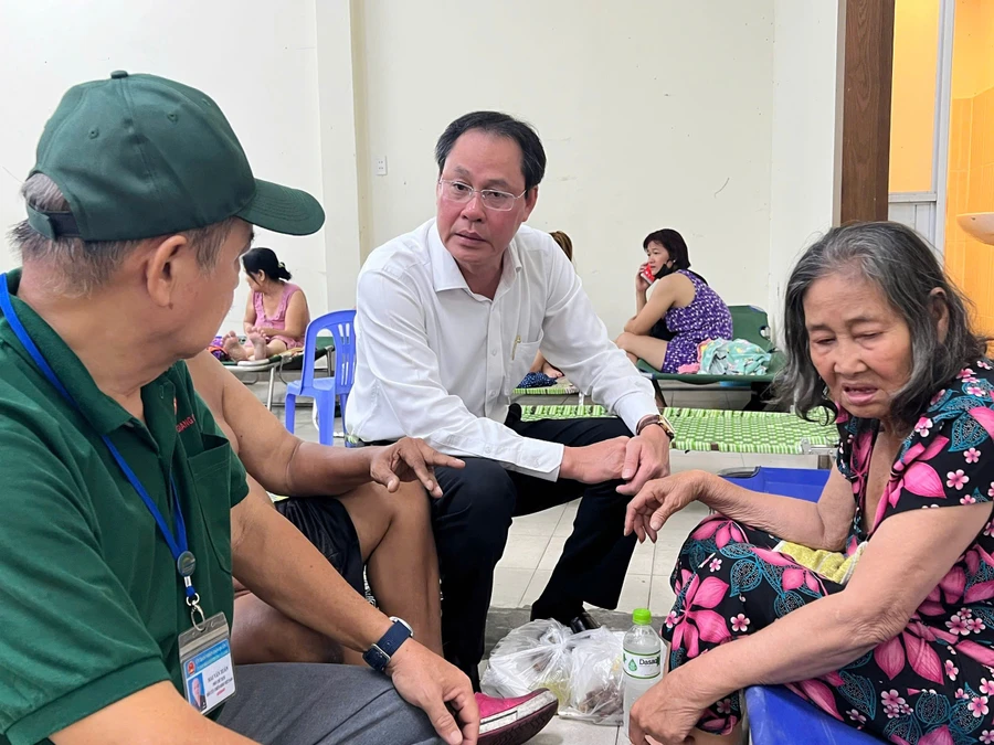 Ông Nguyễn Thành Trung, Phó Chủ tịch Thường trực Uỷ ban MTTQ Việt Nam TPHCM (giữa) thăm, động viên các gia đình trong vụ hoả hoạn. Ảnh: MTTQTPHCM