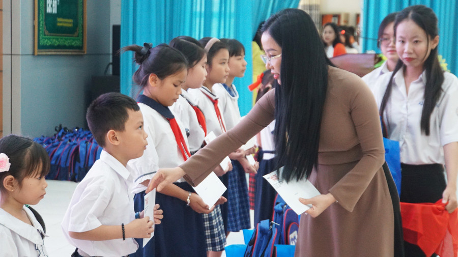 Bà Trần Ngọc Uyển, Phó Giám đốc Sở GD&ĐT Tây Ninh trao quà và học bổng cho học sinh. ba-tran-ngoc-uyen.jpg