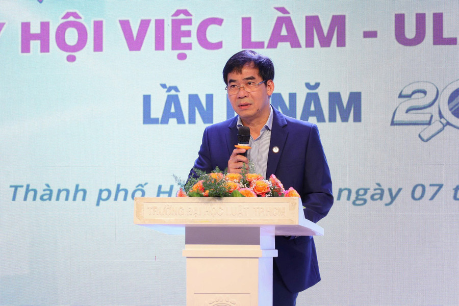 TS Lê Trường Sơn - Hiệu trưởng Trường Đại học Luật TPHCM phát biểu khai mạc ngày hội. Ảnh: ULAW ht.jpg
