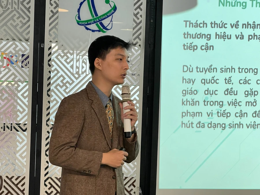 Ông Nguyễn Anh Dũng - Đại diện Trung tâm Phát triển Khoa học Công nghệ và Kinh tế Maple trình bày ứng dụng chuyển đổi số trong giáo dục. Ảnh: Phúc Uyên