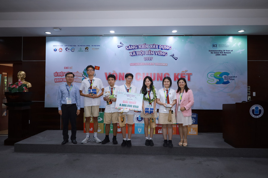 Giải nhất bảng THCS được trao cho Trường Phổ thông liên cấp Vinschool Central Park. giai-nhat-thcs.jpg