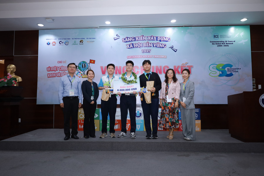 Giải nhất bảng THPT thuộc về Trường Phổ thông Năng khiếu (Đại học Quốc gia TPHCM). giai-nhat.jpg