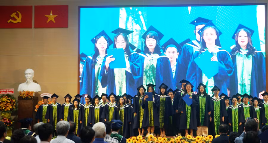 Tân bác sĩ, dược sĩ Trường Đại học Khoa học Sức khỏe - Đại học Quốc gia TPHCM trong nghi thức tuyên thệ. Ảnh: Mạnh Tùng