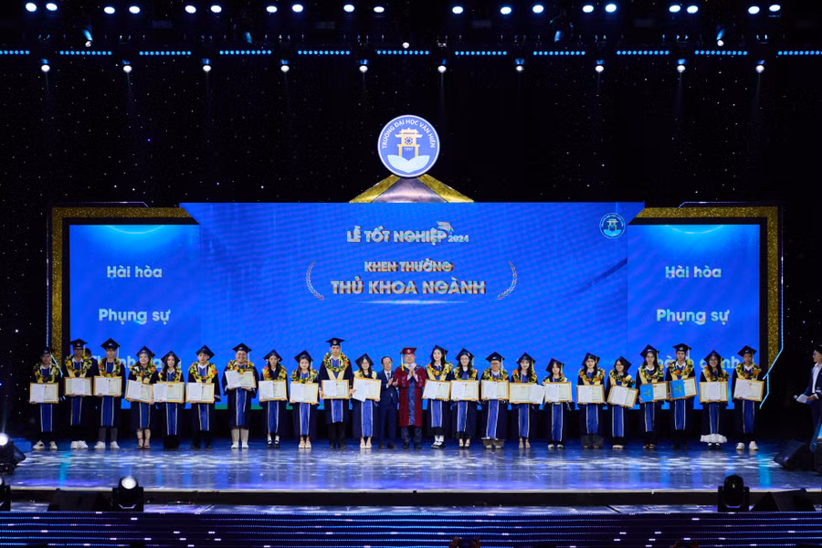 Thủ khoa các ngành được nhà trường khen thưởng tại buổi lễ. Ảnh: VHU
