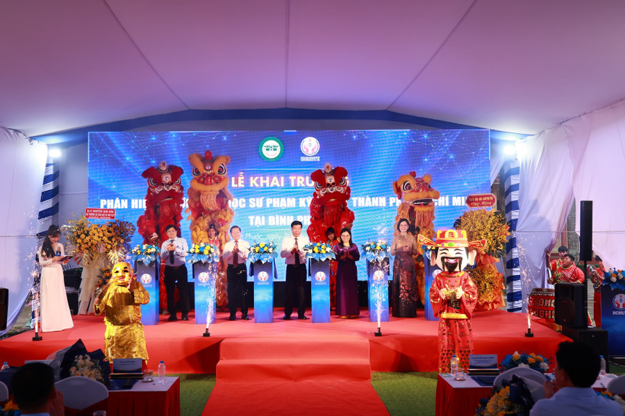 Các đại biểu thực hiện nghi thức khai trương Phân hiệu Trường Đại học Sư phạm Kỹ thuật TPHCM tại tỉnh Bình Phước. Ảnh: HCMUTE img-3203.jpg