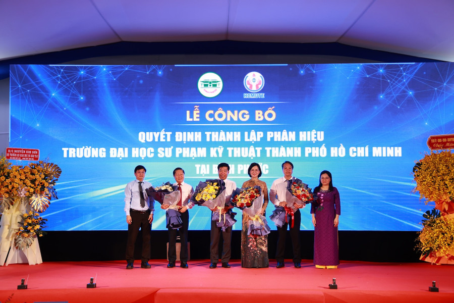 Lãnh đạo nhà trường trao hoa thay lời cảm ơn đến lãnh đạo Bộ GD&ĐT và tỉnh Bình Phước. Ảnh: HCMUTE img-3110.jpg