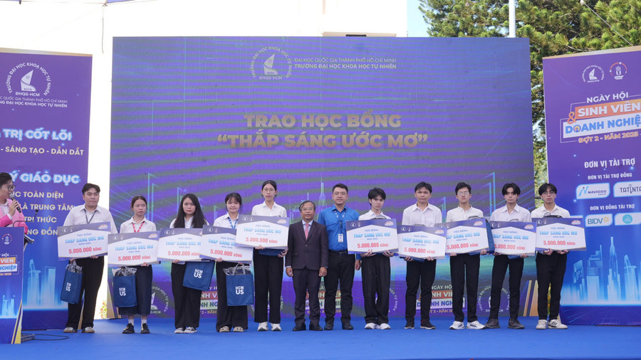 GS.TS Nguyễn Trung Nhân, Phó Hiệu trưởng Trường Đại học Khoa học Tự nhiên trao học bổng “Thắp sáng ước mơ” cho sinh viên. hong-bong.jpg