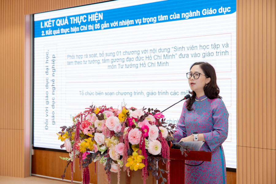 Bà Nguyễn Thị Nhung, Phó Vụ trưởng Vụ Học sinh, sinh viên trình bày báo cáo tại hội thảo. zan-9330.jpg