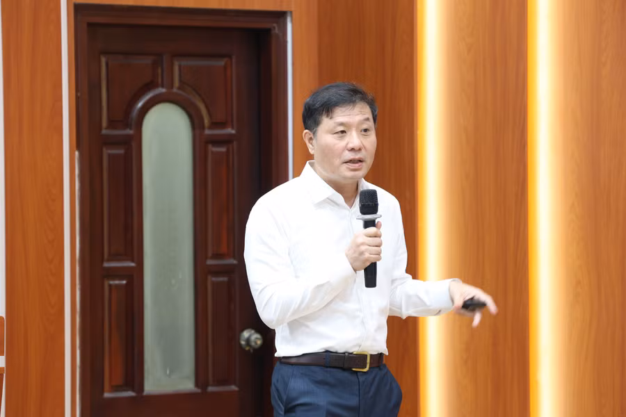 GS Vũ Hà Văn - Đại học Hong Kong, Giám đốc Quỹ Đổi mới Sáng tạo VinIF trình bày tham luận tại hội thảo. Ảnh: Khắc Hiếu.