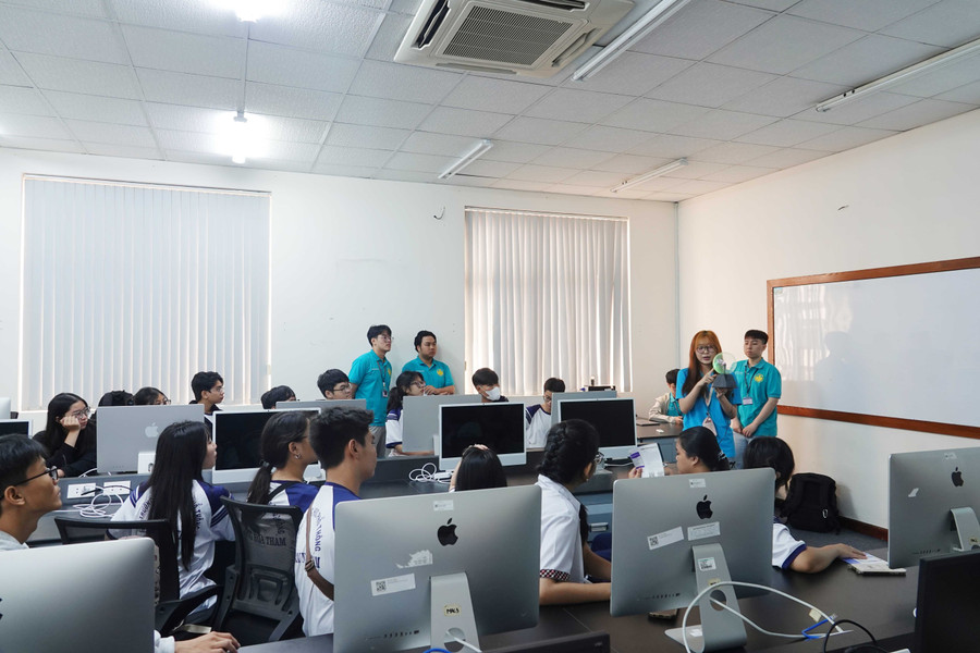Học sinh Trường THPT Hoàng Hoa Thám tham quan và trải nghiệm môi trường học tập của Trường Đại học Quốc tế. Ảnh: Bùi Diễn dsc00322.jpg